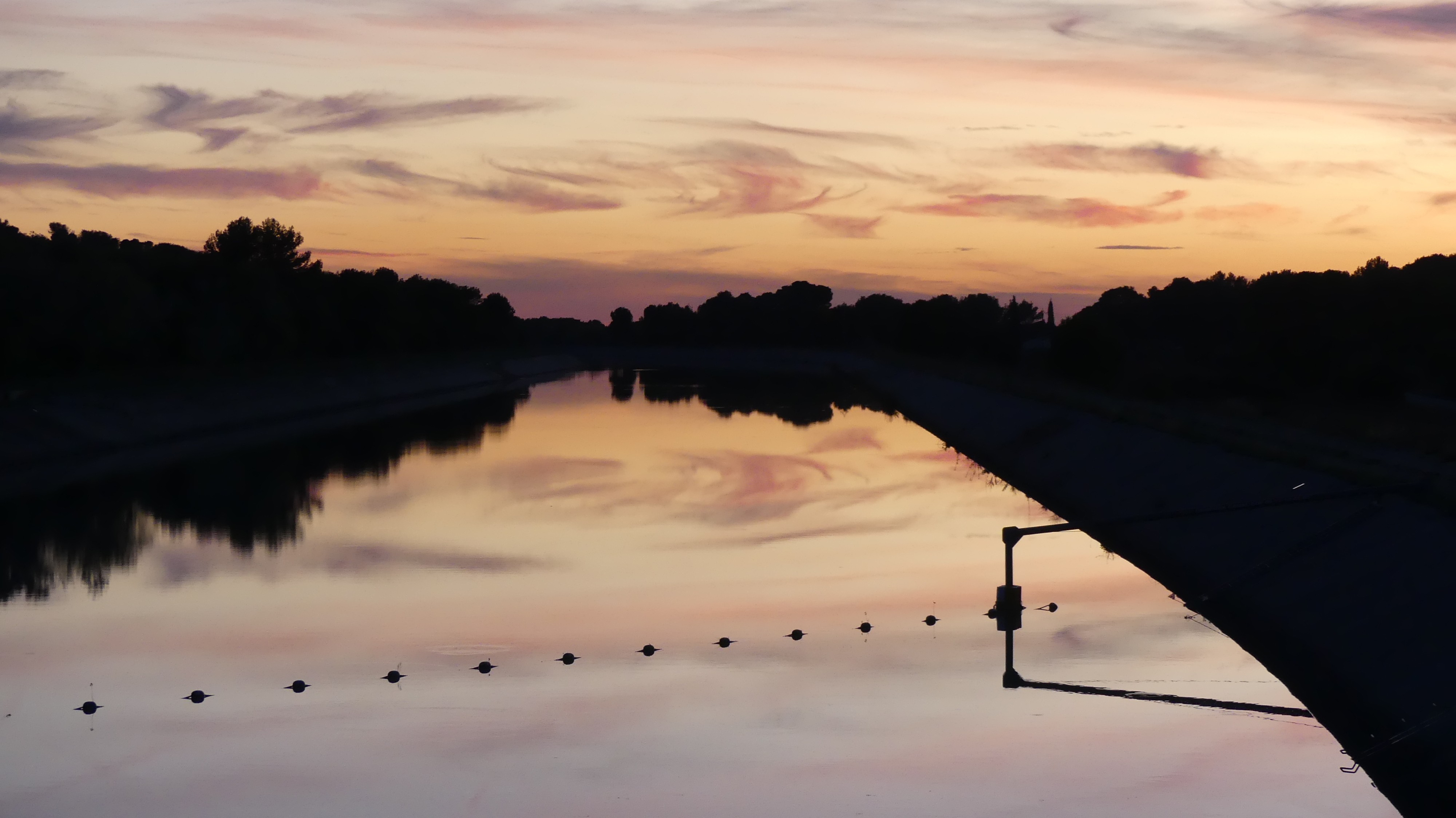 SONNENUNTERGANG AUF DEM KANAL