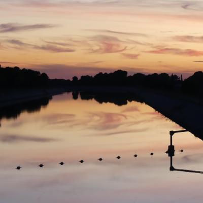 SONNENUNTERGANG AUF DEM KANAL