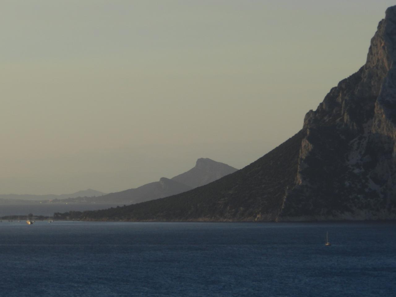 L'île Tavolara de près 