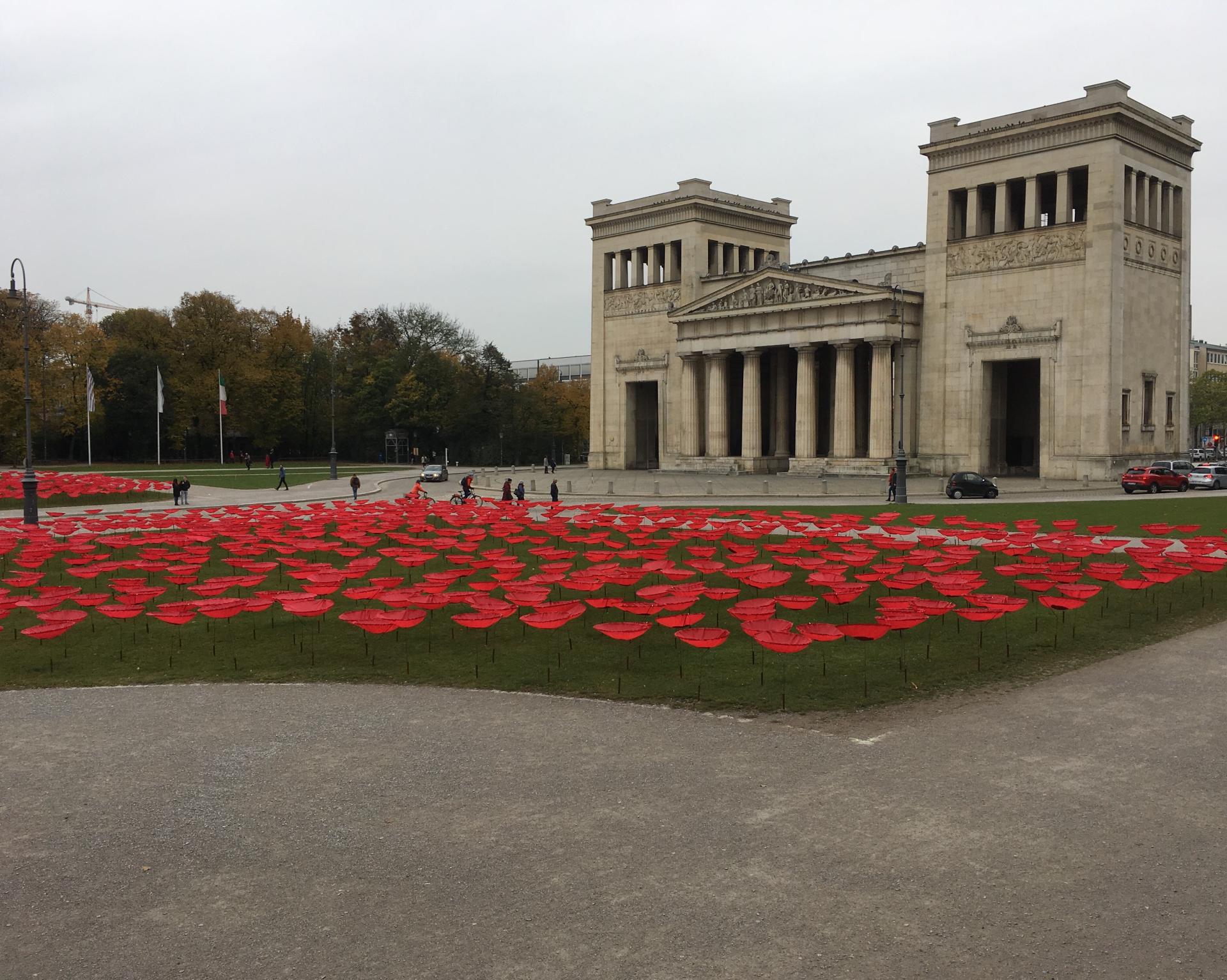 Königsplatz in München mit Installation WAR END