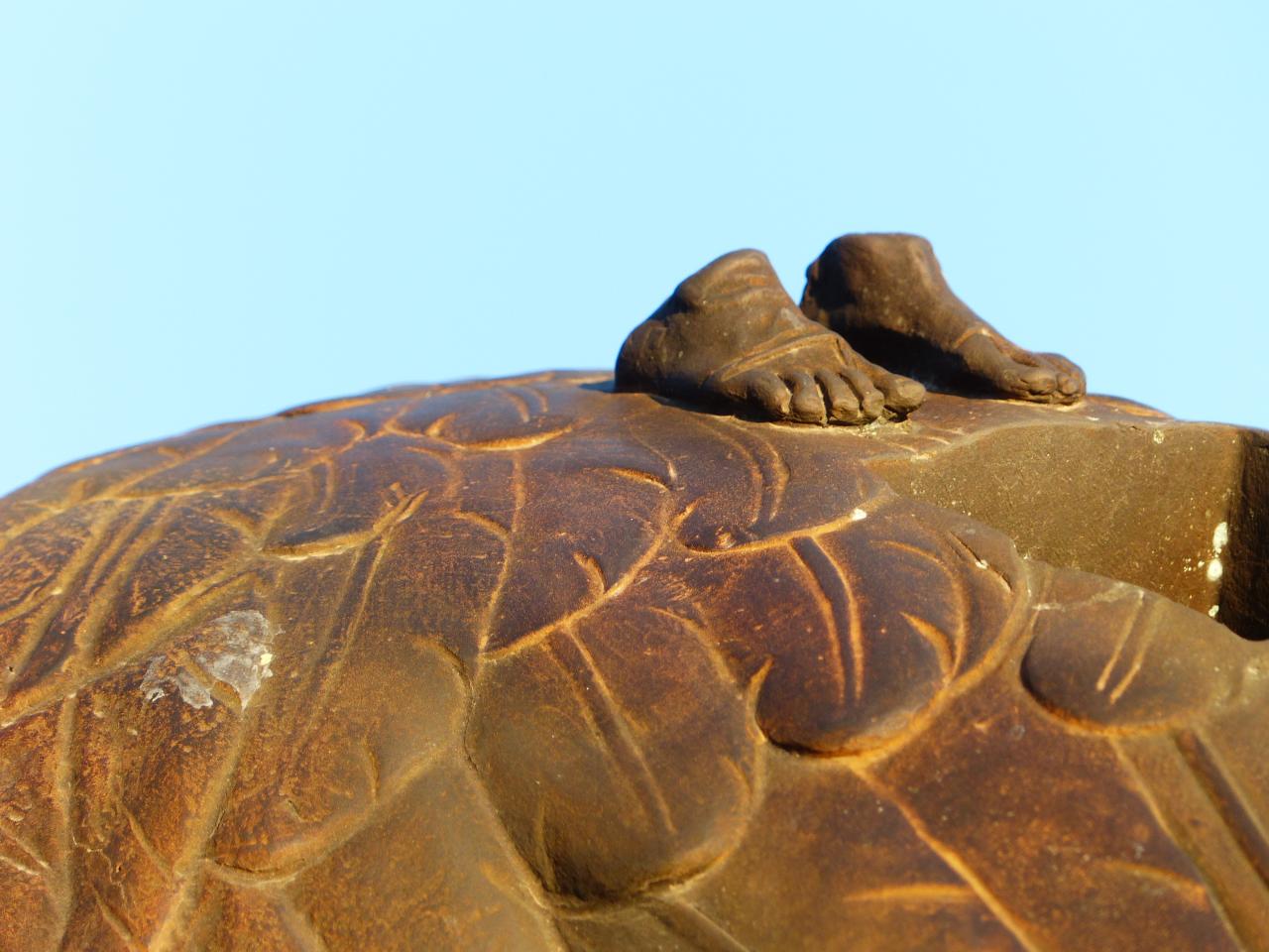 Detail de la statue de Mitoraj (feet on the wings)